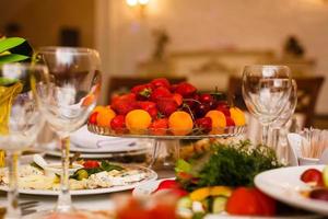 bröllop tabell frukt dekoration på restaurang, ananas, jordgubbe, druva jordgubb vindruvor buffé tabell foto