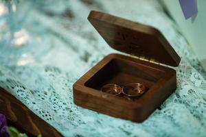 bröllop ringar i en trä- låda foto