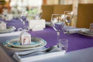 skön blommor, ljus och bonbonniere på tabell i bröllop dag.blå Färg dekoration bordsduk foto