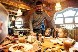 familj har en måltid tillsammans i äkta ukrainska restaurang. foto