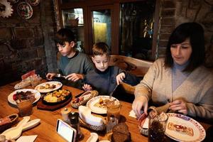 familj har en måltid tillsammans i äkta ukrainska restaurang. foto