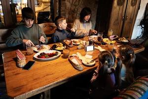 familj har en måltid tillsammans i äkta ukrainska restaurang. foto