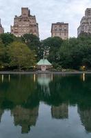 se av lägenheter utsikt de vinterträdgård vatten i central parkera ny york stad foto