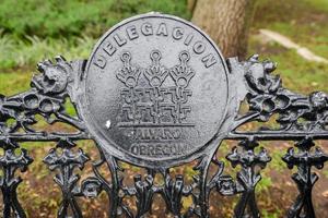 parkera bänk bredvid de monument till alvaro obregon monumento en alvaro obregon i parque de la bombilla foto