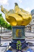 de flamma av frihet i paris är en fullstor bladguld täckt kopia av de ny flamma på de övre slutet av de ficklampa av de staty av frihet på de ingång till de hamn av ny york eftersom 1986 foto