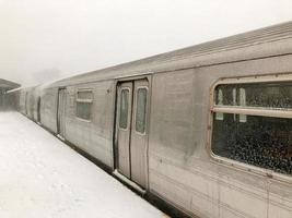 nyc tunnelbana tåg utomhus under en vinter- storm. foto