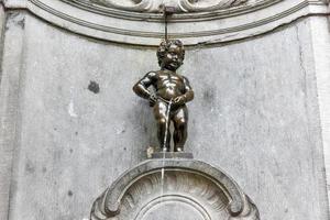 känd staty manneken pis liten man kissa i bryssel belgien foto