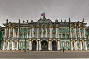 de ryska hermitage från palats fyrkant i st petersburg ryssland foto