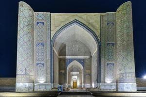 bibi khanym moské på natt i samarkand uzbekistan i de 15:e århundrade den var ett av de största och mest magnifik moskéer i de islamic värld foto