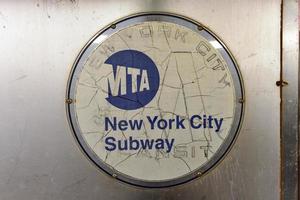 brooklyn ny york Mars 24 2017 mta ny york stad tunnelbana logotyp på de exteriör av en tåg bil foto