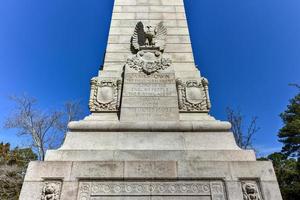 monument till historisk jamestown den är de kulturell arv webbplats den där var de plats av de 1607 James fort och de senare 17:e århundrade stad av jamestown foto