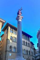 gammal roman kolumn av rättvisa på piazza santa trinita i Florens, Italien. foto