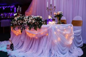 skön bröllop restaurang för äktenskap. vit dekor för brud och brudgum. färgrik dekoration för firande. skönhet brud- interiör. bukett, mat och blommor i hall foto