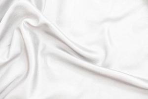 slät elegant vit silke tyg eller satin lyx trasa textur för abstrakt bakgrund foto