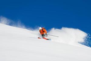 fripassagerare skidåkare ensam i pulver snö foto