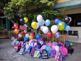 surabaya stad, öst java, Indonesien, 2022-foto av en samling av påsar och ballonger av olika färger i välkomnande de dag av skola foto