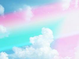 skönhet söt pastellblå rosa färgglad med fluffiga moln på himlen. flerfärgad regnbågsbild. abstrakt fantasi växande ljus foto