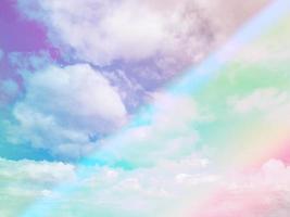 skönhet ljuv pastell lila grön färgrik med fluffig moln på himmel. mång Färg regnbåge bild. abstrakt fantasi växande ljus foto