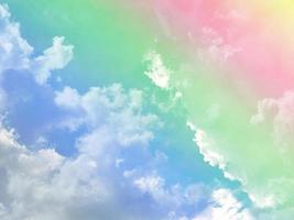 skönhet ljuv pastell grön röd färgrik med fluffig moln på himmel. mång Färg regnbåge bild. abstrakt fantasi växande ljus foto