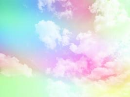 skönhet ljuv pastell gul grön färgrik med fluffig moln på himmel. mång Färg regnbåge bild. abstrakt fantasi växande ljus foto