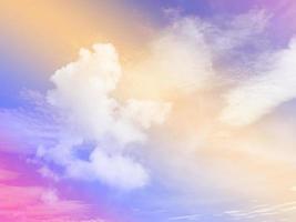 skönhet ljuv pastell orange violett färgrik med fluffig moln på himmel. mång Färg regnbåge bild. abstrakt fantasi växande ljus foto