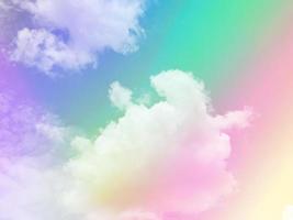 skönhet ljuv pastell grön violett färgrik med fluffig moln på himmel. mång Färg regnbåge bild. abstrakt fantasi växande ljus foto