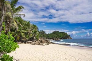 mahe seychellerna, vars sandig strand av korall strand, vit sandig strand med granit stenar foto