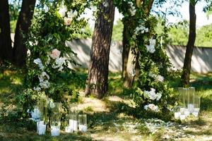 original- bröllop blommig dekoration i de form av minivaser och buketter av blommor hängande från de tak foto