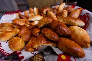 traditionell hemlagad bakad patties eller pajer med sylt på trä- styrelse. friterad ryska PIROSHKI tillverkad från jäst deg i rustik stil foto