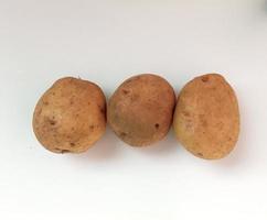 potatis isolerad på vit bakgrund närbild foto