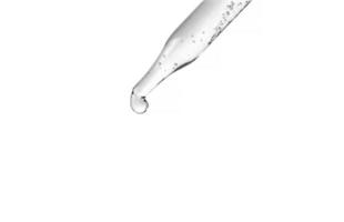 kosmetisk pipett med droppar av kosmetisk olja närbild på en vit bakgrund. flytande transparent gel, serum, emulsion foto