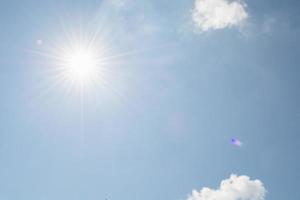 himmel sommar, molnig bakgrund ljus solig i de blå himmel foto