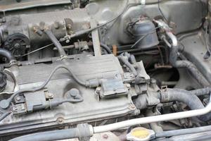 smutsig motor rum av ett gammal bil foto