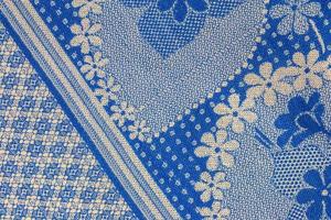 en fragment av de textur av en vit blå bordsduk tillverkad i de 1960 i ukraina. traditionell nationell prydnad. foto