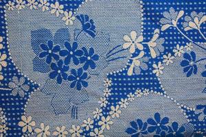 en fragment av de textur av en vit blå bordsduk tillverkad i de 1960 i ukraina. traditionell nationell prydnad. foto