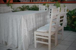 tabeller och stolar arrangemang i utomhus- bröllop ceremoni foto
