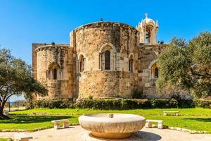 medeltida sten kyrka av st john de baptist, byblos, jbeil, libanon foto