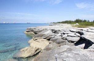 stor bahama ö kustlinje under depp erosion foto