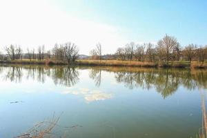 människor är ridning de cykel på en lantlig väg på solnedgång längs Donau flod i Regensburg, Tyskland, Europa. foto