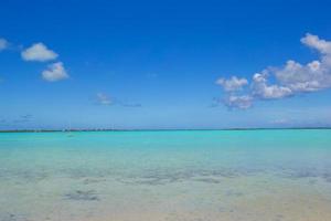 perfekt vit strand med turkos vatten foto