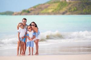 ung familj på semester ha en massa av roligt tillsammans foto