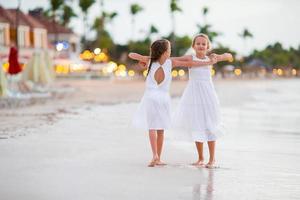 barn har roligt på tropisk strand dans och har roligt foto