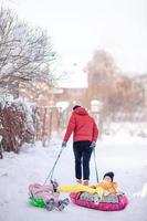 familj av pappa och barn semester på jul eve utomhus foto