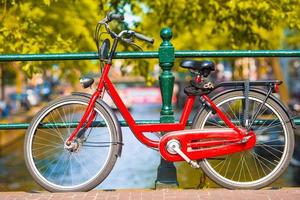 färgrik Cyklar på de bro i amsterdam, nederländerna foto