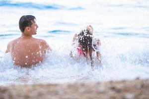 far och hans dotter njut av strand semester foto