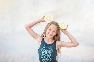 Lycklig flicka njut av sommar semester på de strand foto