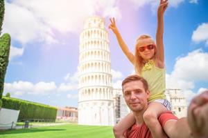 familj porträtt bakgrund de inlärning torn i pisa. pisa - resa till känd platser i Europa. foto