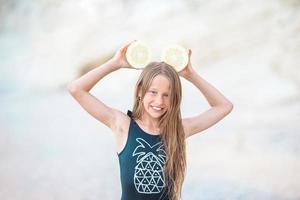 Lycklig flicka njut av sommar semester på de strand foto