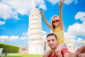 familj porträtt bakgrund de inlärning torn i pisa. pisa - resa till känd platser i Europa. foto