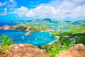 se av engelsk hamn från shirley höjder, antigua, paradis bukt på tropisk ö i de karibiska hav foto